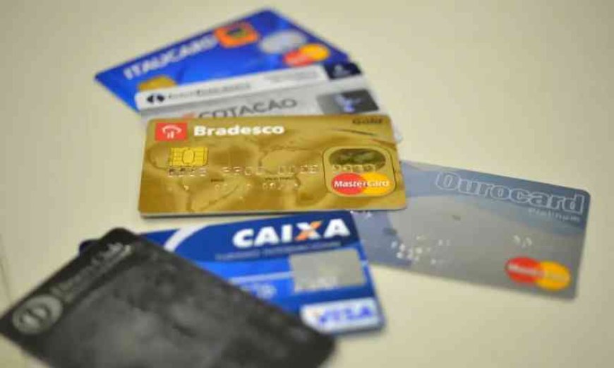 Juros do cartão de crédito rotativo avançam e chegam a 445% ao ano
