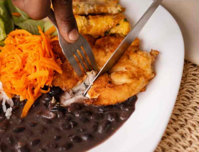 Tarifaço ameaça encarecer alimentos em bares e restaurantes no Brasil