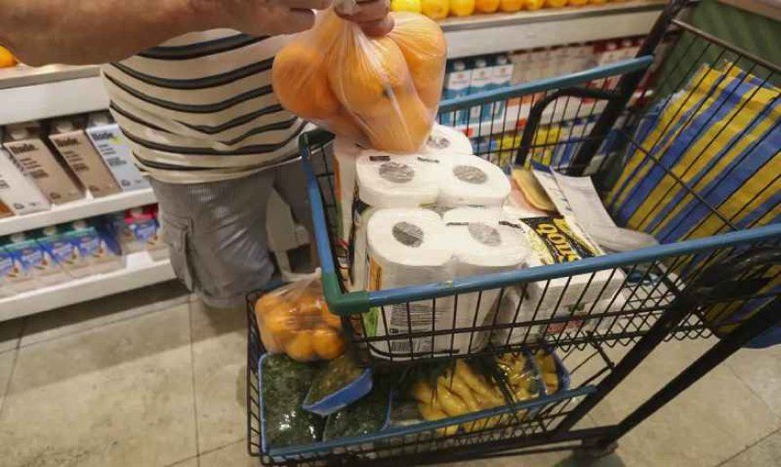 Inflação oficial desacelera para 0,67% em abril com pressão de alimentos
